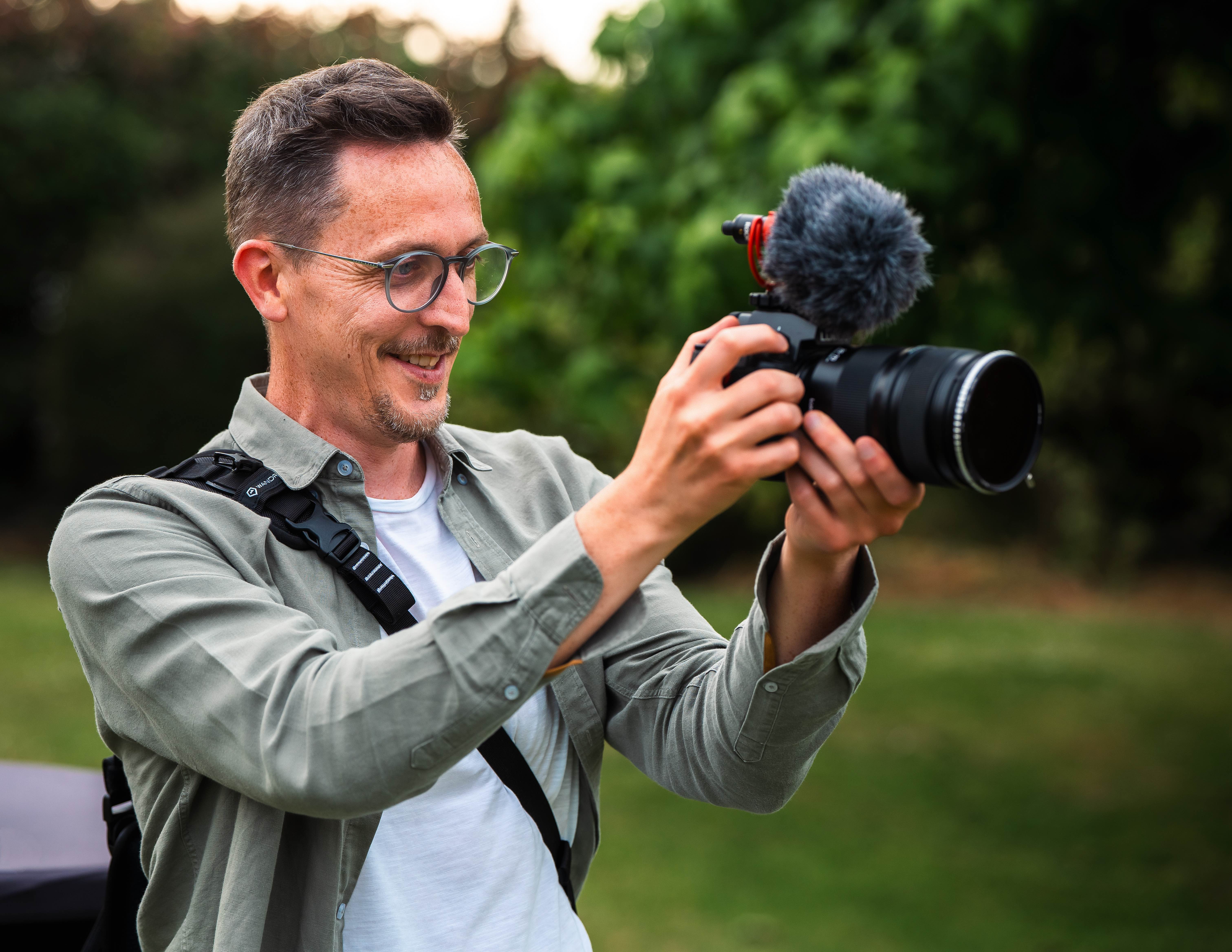 David Lamenisot en situation de tournage avec sa caméra